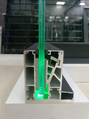 라멜 U 채널 글래스 발루스트라드