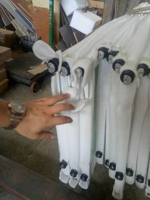 매끄러운 접는 회색 알루미늄 양중장 문 사용자 정의 허리케인 저항
