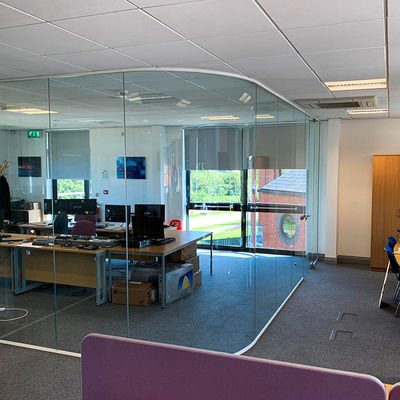 현대 디자인 두꺼운 프레임 유리 온화 된 유리로 된 사무실 벽