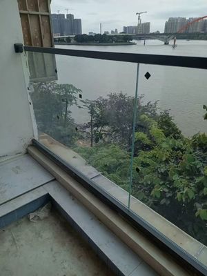 프레임 없는 알루미늄 U 채널 유리 릴링 직사각형 U 채널 발루스트라드