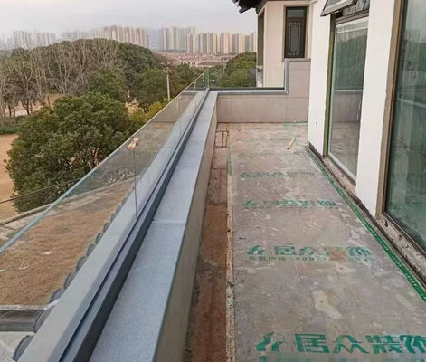 안전하고 현대적인 야외 울타리를 위한 맞춤형 프레임리스 유리 릴링 시스템