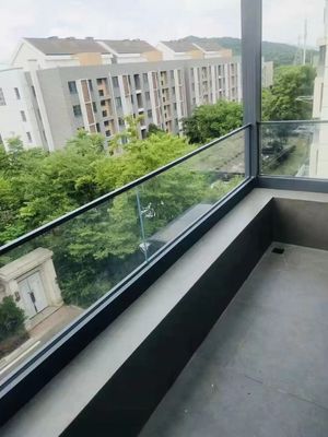 현대적인 디자인 맑은 U 채널 유리 발루스트라드