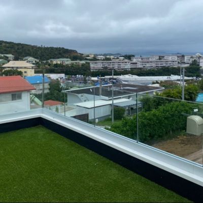 현대 유리 덱 릴링 야외 온화 유리 U 채널 프레임 없는 12-20mm 발코니 발루스트라드