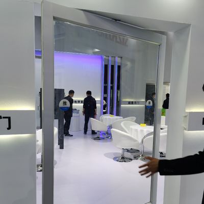 알루미늄 합금 프레임 럭셔리 디자인 라미네이트 온화 유리 피브 프론트도어 단일 및 이중 유리 유형에 맞춤형 크기로