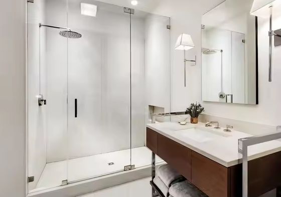 맞춤형 하드웨어 및 24시간 온라인 지원을 갖춘 프레임리스 유리 벽 시스템