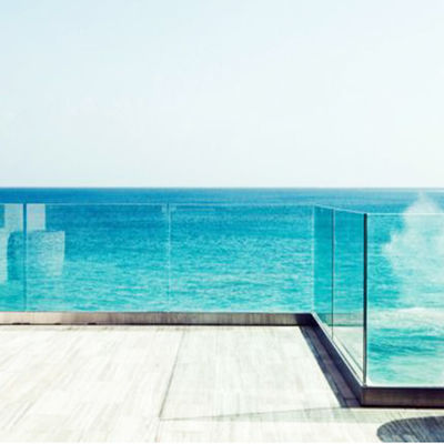 현대적인 디자인 12mm 강화된 유리 U 채널 경비장 5년 보증 및 날씨에 저항한 마무리