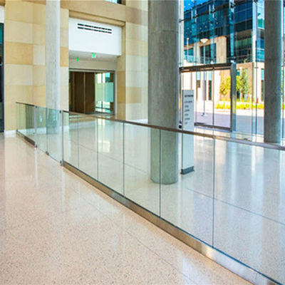 현대적인 디자인 12mm 강화된 유리 U 채널 경비장 5년 보증 및 날씨에 저항한 마무리