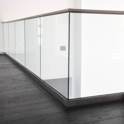 현대적인 디자인 12mm 강화된 유리 U 채널 경비장 5년 보증 및 날씨에 저항한 마무리