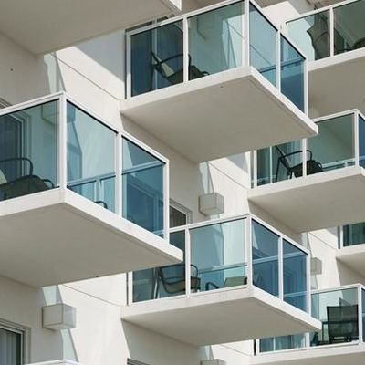 커스터마이즈 된 블랙 코팅 프레임없는 U 채널 유리 경비장