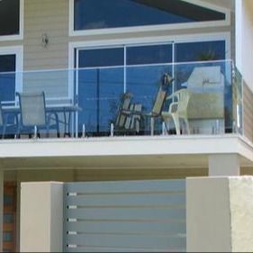 커스터마이즈 된 블랙 코팅 프레임없는 U 채널 유리 경비장