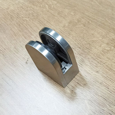 프레임이없는 온화 유리 패널 계단 경수 조정 가능한 디자인 아크 잡기 클램프 304 316 장착