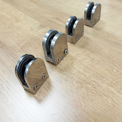 프레임이없는 온화 유리 패널 계단 경수 조정 가능한 디자인 아크 잡기 클램프 304 316 장착