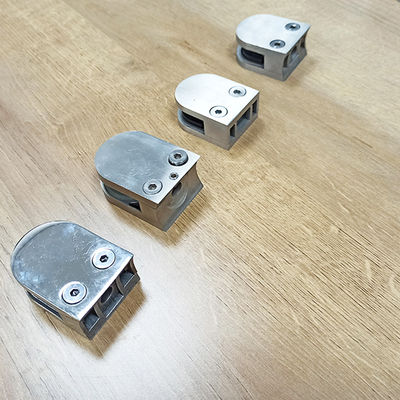 프레임이없는 온화 유리 패널 계단 경수 조정 가능한 디자인 아크 잡기 클램프 304 316 장착